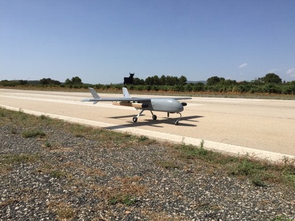 Prototipo del dron durante una prueba de vuelo realizada en el aeródromo de El Rebollar. :: upv