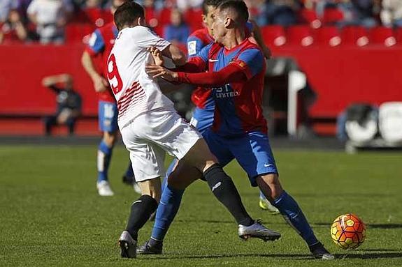 Toño y Gameiro, en un lance del encuentro en el Pizjuán.