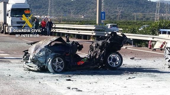 Un hombre fallece tras incendiarse su coche en un accidente en Vall d'Uixó