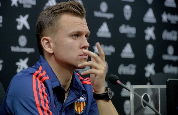 Denis Cheryshev, durante su presentación oficial como jugador del Valencia.