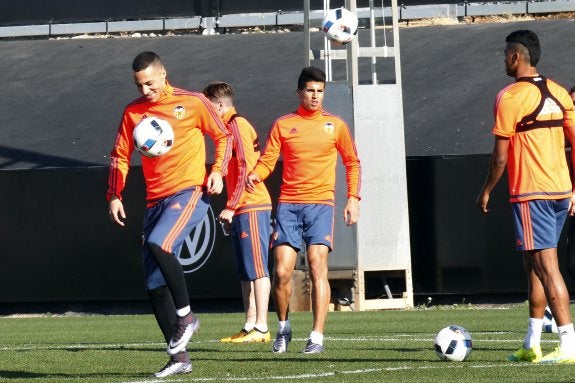  Rodrigo sonríe mientras controla el balón en el entrenamiento de ayer en la ciudad deportiva de Paterna. 