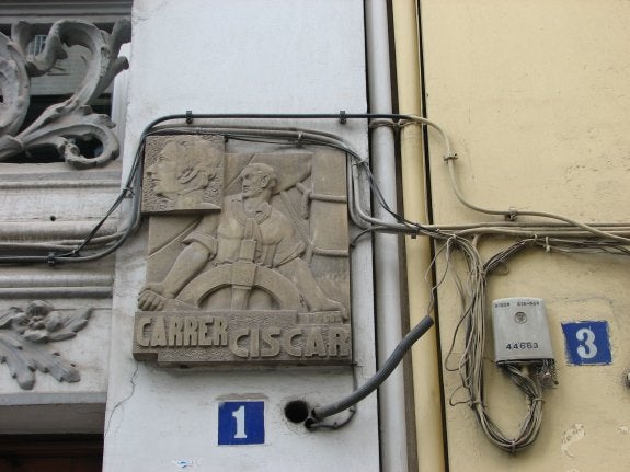 Cables, luces y aparatos de aire acondicionado tapan placas de la República en Valencia