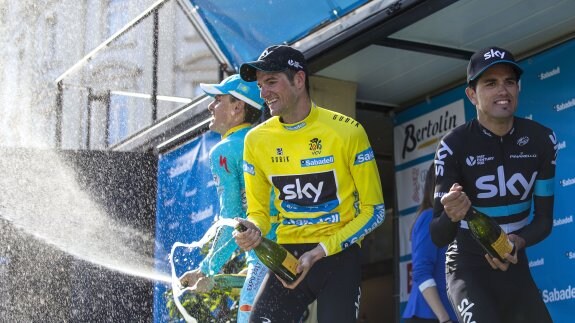 Wouter Poels (Sky), de amarillo, celebra el triunfo en el podio con Luis León Sánchez (Astana), segundo, y Beñat Intxausti (Sky). 
