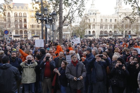 Asistentes a la manifestación de ayer en Valencia. :: manuel molines