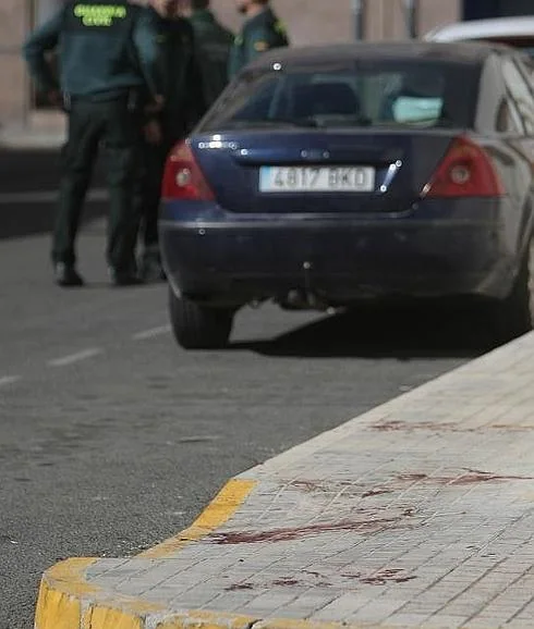 Agentes de la Guardia Civil en el lugar de la agresión donde un hombre 47 años ha muerto por arma blanca EFE