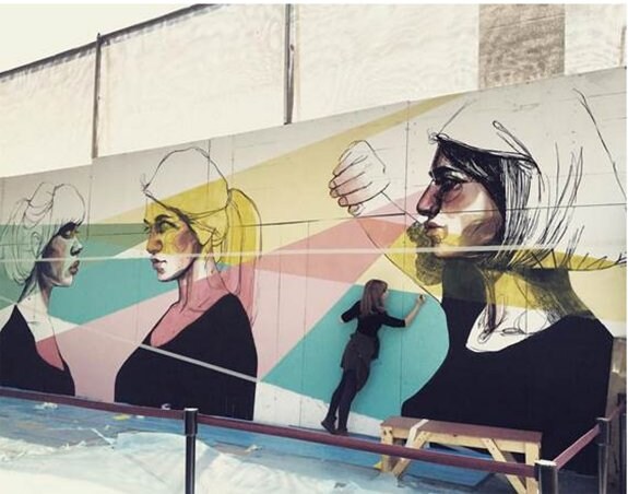 Paula Bonet trabaja sobre un mural dedicado a Gabriela Mistral en Santiago de Chile. :: lp