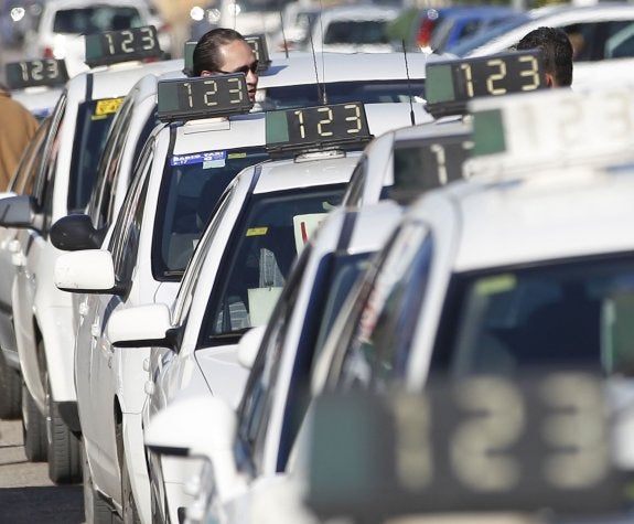 Taxistas esperando en una parada de la ciudad de Valencia. :: j.monzo