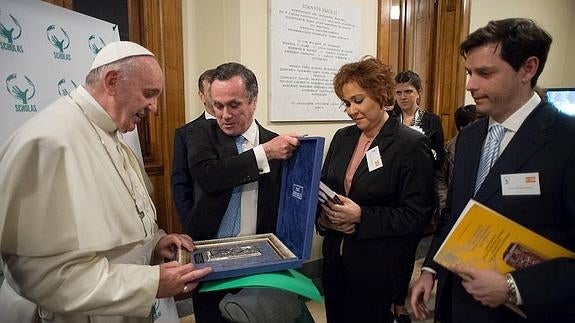 Los representantes de la UCV entregan al Papa como obsequio un cuadro con un grabado de San Vicente Mártir.