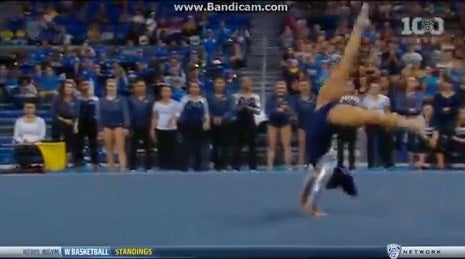 La gimnasta Sophina DeJesus durante una competición.
