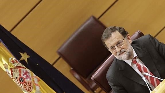 El presidente del Gobierno en funciones y del PP, Mariano Rajoy, al inicio de la reunión del grupo parlamentario popular en la Cámara Alta