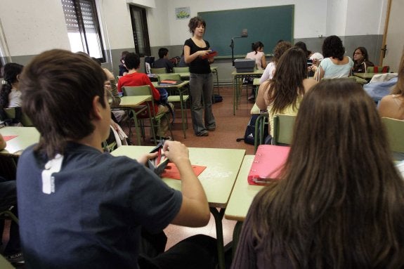 Alumnos en un aula de la Comunitat durante una clase. :: toni losas