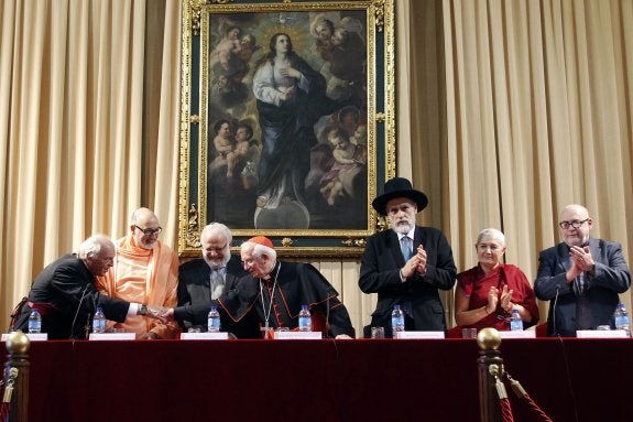 Los representantes de distintas religiones, ayer, en Valencia. :: irene marsilla