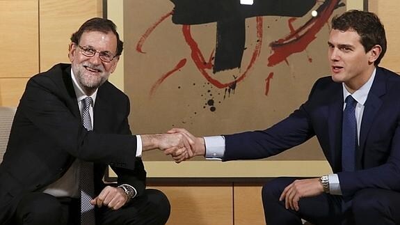 Mariano Rajoy, con Alebrt Rivera, esta mañana.