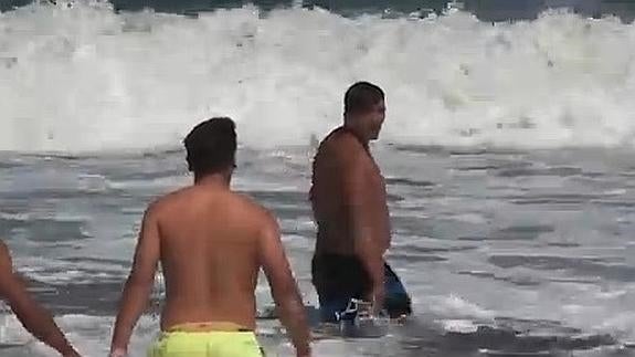 Persiguen a un ladrón por la playa.