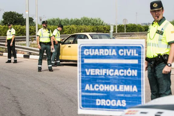 Agentes de la Guardia Civil de Tráfico durante un control de alcohol y drogas al volante en Valencia. :: jesús montañana