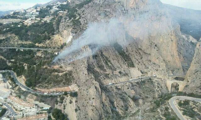 Declarado un incendio de pinar y matorral en Altea