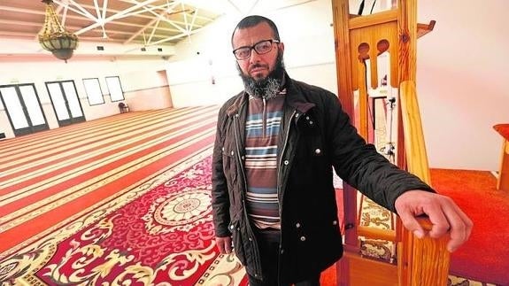 Rachid Zaitouni, en la sala de oración del templo alicantino.