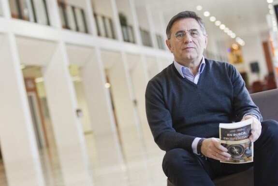 Javier Andrés posa con su libro en la Facultad de Economía de la UV. :: damián torres