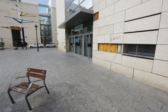 Desperfectos en la fachada del antiguo Institut Valencià de la Música, en la plaza Viriato, con el conservatorio al fondo. :: jesús signes