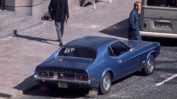 El Mustang Hardtop fue aparcado  delante del banco de Estocolmo en el  que el atracador había tomado cuatro  rehenes. Ahora se ha puesto a la  venta.