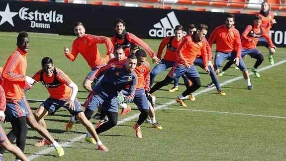 Los jugadores del Valencia en el entrenamiento de hoy.