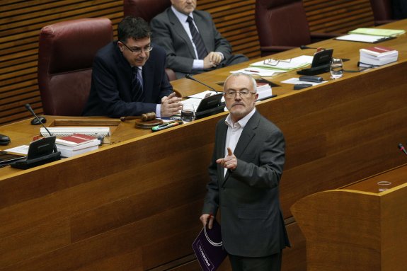 El síndic de Podemos, Antonio Montiel, en Les Corts. :: IRENE MARSILLA