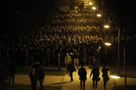 La Policía custodia a los ultras del Rapid. 