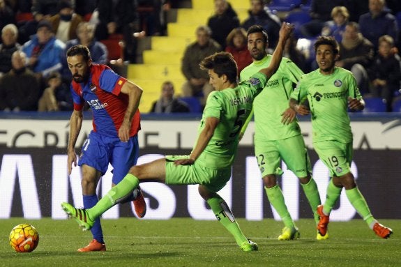 José Luis Morales desborda durante el partido contra el Getafe. :: irene marsilla