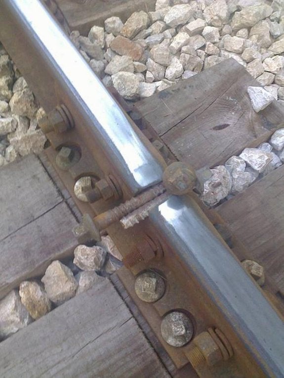 Imagen de los tornillos que fueron colocados en las juntas de dilatación de la vías del tren Dénia-Benidorm. :: lp