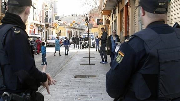 Reyerta de 50 personas en el barrio del tiroteo entre clanes