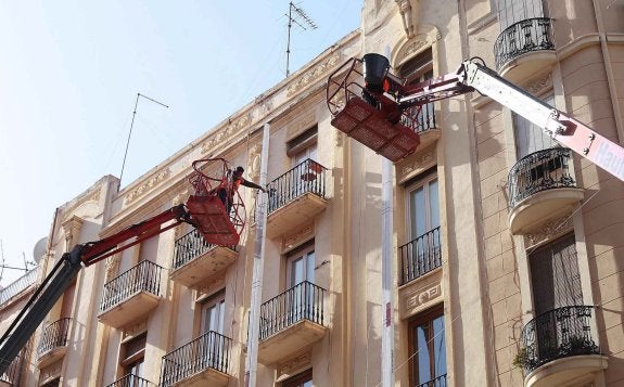 Arriesgado montaje de la iluminación fallera en el barrio de Ruzafa