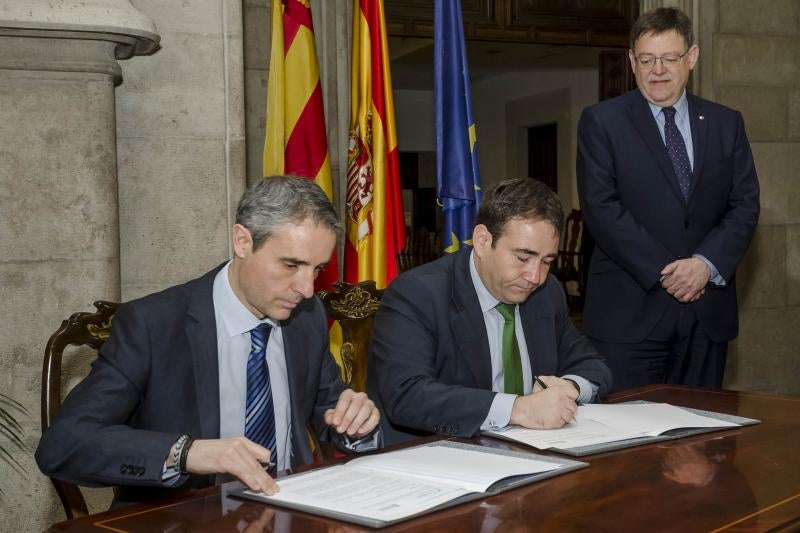 Manuel Illueca (C), Bibiano Martínez (I) en presencia del presidente de la Generalitat Valenciana, Ximo Puig (D) firman el acuerdo.