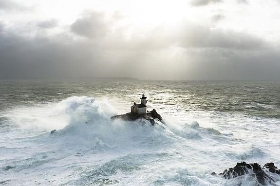 El faro de Tevennec azotado por las olas del mar de Iroise, frente a Bretaña. :: charles marion