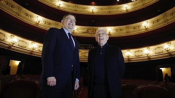 El president de la Generalitat, Ximo Puig, y el cantante Raimon durante la presentación de la gira 'Raimon a casa' en el teatro Principal.