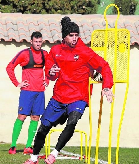 Medjani, ayer en el entrenamiento con David Navarro detrás.