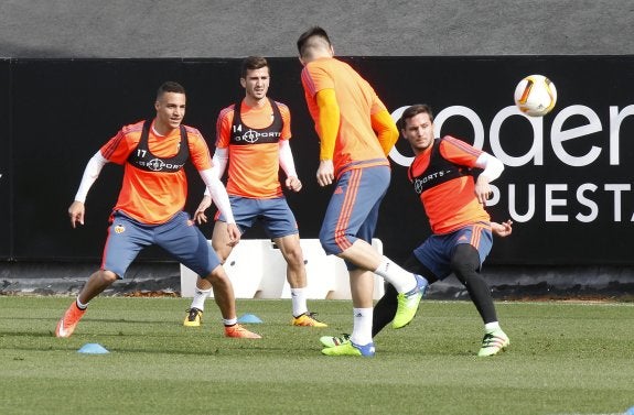  Rodrigo, Gayà y Piatti, en uno de los ejercicios del entrenamiento de ayer en la ciudad deportiva de Paterna. 