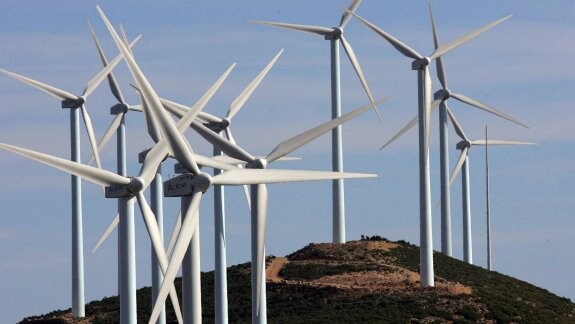 Molinos de viento instalados en el parque eólico de Buñol, en la provincia de Valencia. :: jesús signes