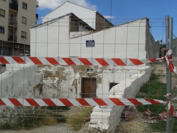 La cueva, precintada por orden municipal. :: lp