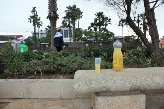 Restos de botellón en el paseo marítimo de Valencia. :: toni blasco