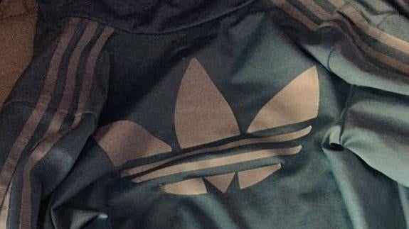Nuevo debate viral en las redes sociales por el color de esta chaqueta