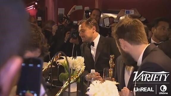 Oscar 2016: Leonardo DiCaprio, emocionado mientras graban su nombre en la estatuilla