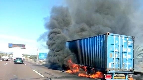 El camión ardiendo en la A-7.