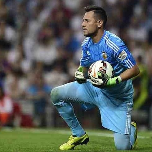 Diego Alves bloca un balón durante un partido de liga.