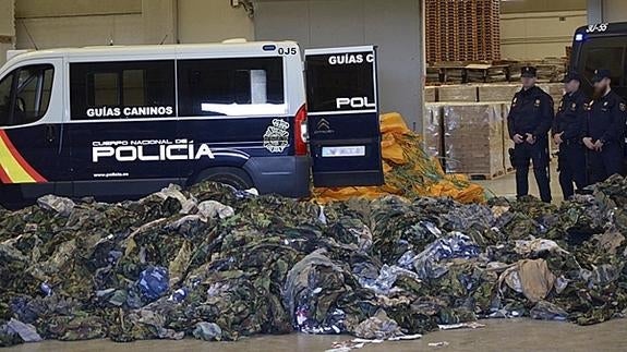 Los uniformes de uno de los contenedores intervenidos en Valencia y Algeciras.