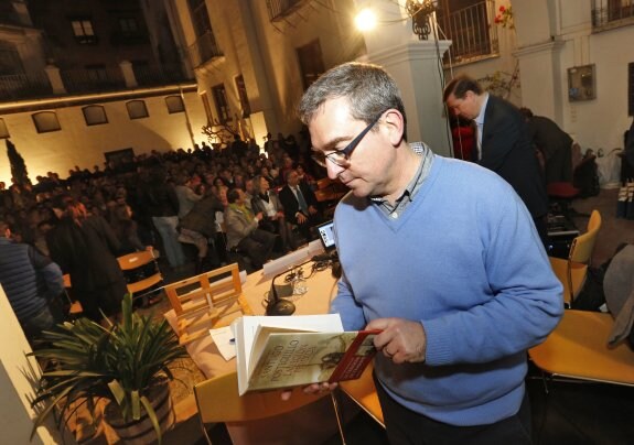 El escritor Santiago Posteguillo, minutos antes de iniciar laa multitudinaria presentación de 'La legión perdida'. :: jesús signes