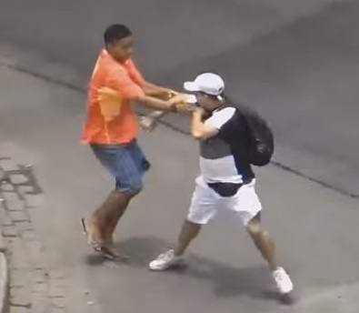 Un joven robando a un turista.