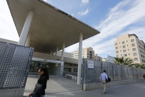 Puerta de acceso a un centro de salud de la ciudad de Valencia. :: jesús signes