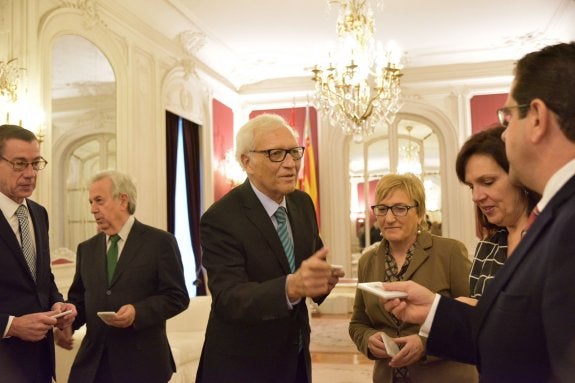 Vicente Queralt, junto a los diputados Barceló, Martínez y Bellver. :: LP