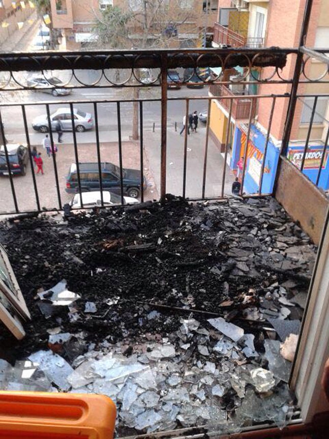 Desperfectos en el balcón del barrio de la Fuensanta.