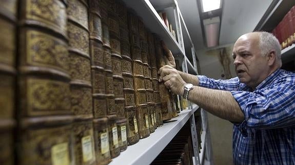 Todos los volúmenes no caben en la biblioteca, por lo que algunos se guardan en un archivo.